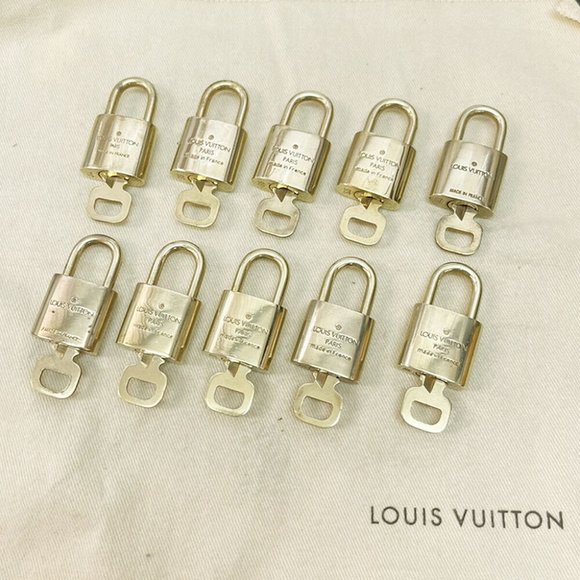 Louis Vuitton LV Circle Bag Charm & Key Holder w/ LV Padlock  LOUIS VUITTON LV 10 SET PADLOCK KEY CHARM CADENA GOLD-PLATED FRANCE 35JF455
